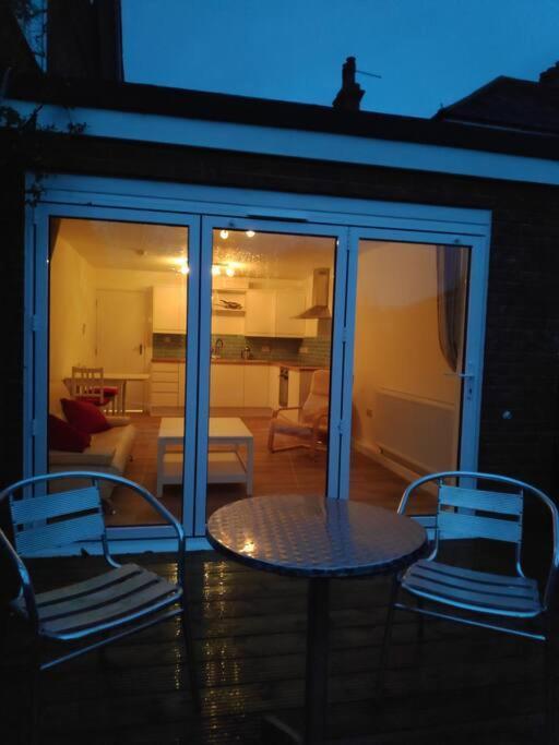 Adorable One-Bedroom Flat With Patio Garden. Southwick  Luaran gambar